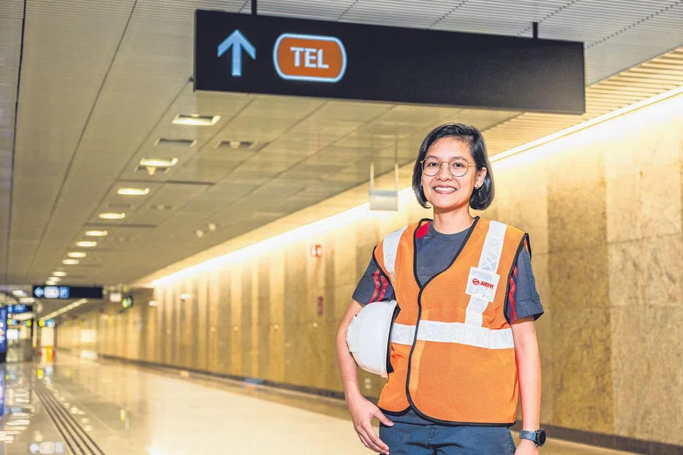 JAWATAN PENTING: Cik Nurdiyana Fatin Sidik menggesa golongan muda supaya mengikuti kursus kejuruteraan, seperti rel, kerana ia memainkan peranan penting untuk masa depan negara. - Foto SMRT