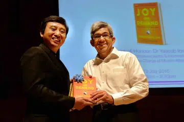 BUKU BARU DILANCAR: Dr Yaacob bersama penulis buku 'Joy On Demand', Encik Encik Tan Chade-Meng, semasa pelancaran buku itu malam tadi. - Foto M.O. SALLEH