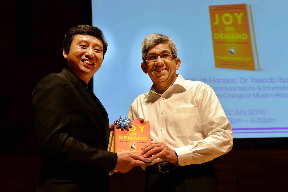 BUKU BARU DILANCAR: Dr Yaacob bersama penulis buku 'Joy On Demand', Encik Encik Tan Chade-Meng, semasa pelancaran buku itu malam tadi. - Foto M.O. SALLEH