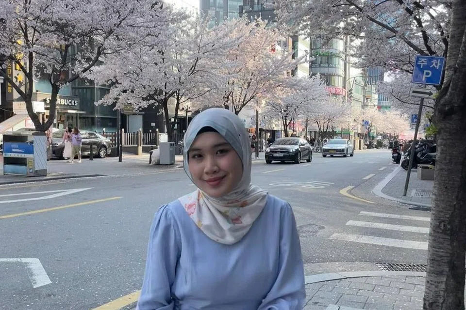 Cik Hannah Batrisyia Hamdi Hidayat menyambut Hari Raya Aidilfitri di Seoul, Korea Selatan, tanpa ahli keluarga di sisi buat kali pertama bagi mengikuti program pertukaran pelajar.