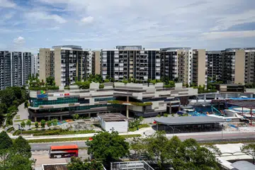 Sengkang Grand Residences menggabungkan komponen kediaman 680 unit dengan pusat beli-belah, kelab masyarakat, pusat penjaja dan pertukaran bas.