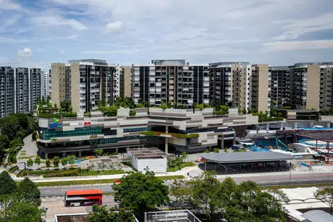 Sengkang Grand Residences menggabungkan komponen kediaman 680 unit dengan pusat beli-belah, kelab masyarakat, pusat penjaja dan pertukaran bas.