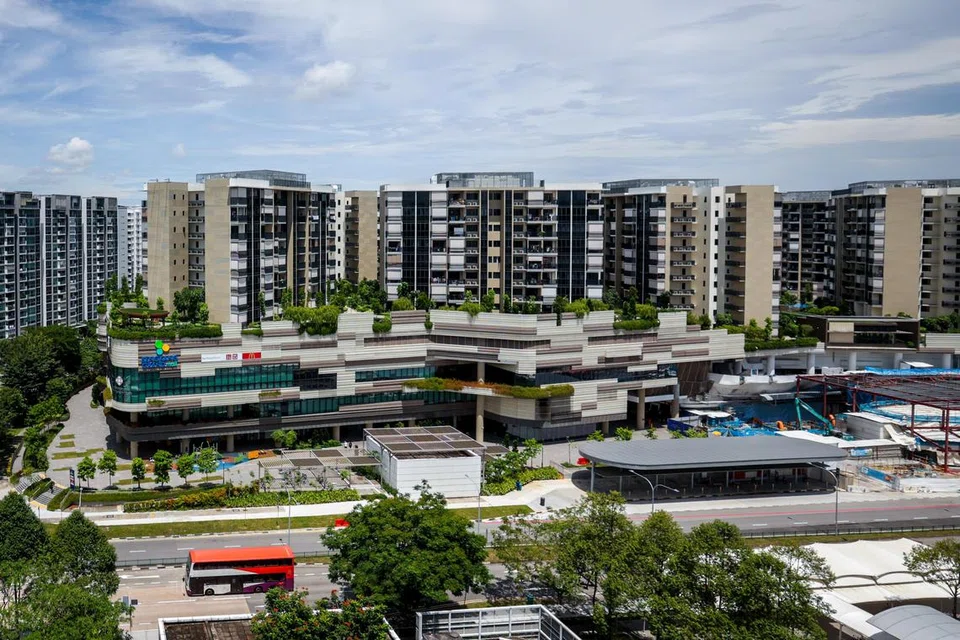 Sengkang Grand Residences menggabungkan komponen kediaman 680 unit dengan pusat beli-belah, kelab masyarakat, pusat penjaja dan pertukaran bas.