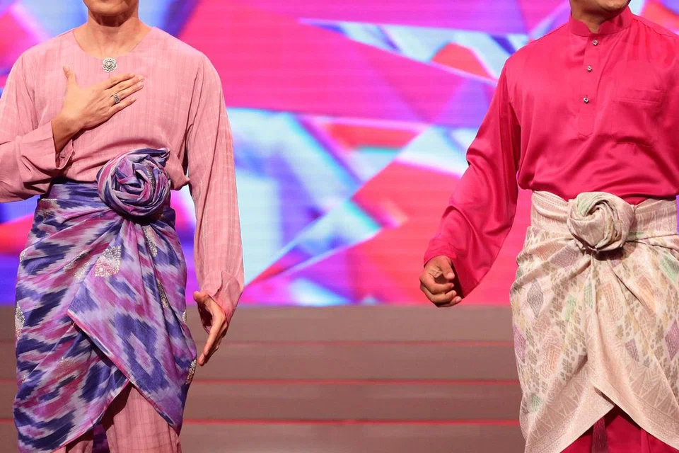 BUDAYA DIJUNJUNG: Pakaian Melayu menjadi pilihan dalam acara yang menjunjung bahasa Melayu (Gambar hiasan)