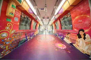SUASANA PERAYAAN: Sebuah kabin keretapi kelihatan dilengkapi hiasan khas Deepavali.