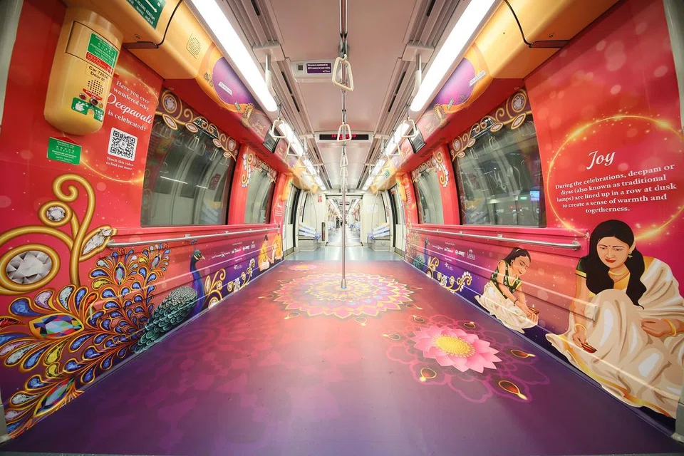 SUASANA PERAYAAN: Sebuah kabin keretapi kelihatan dilengkapi hiasan khas Deepavali.