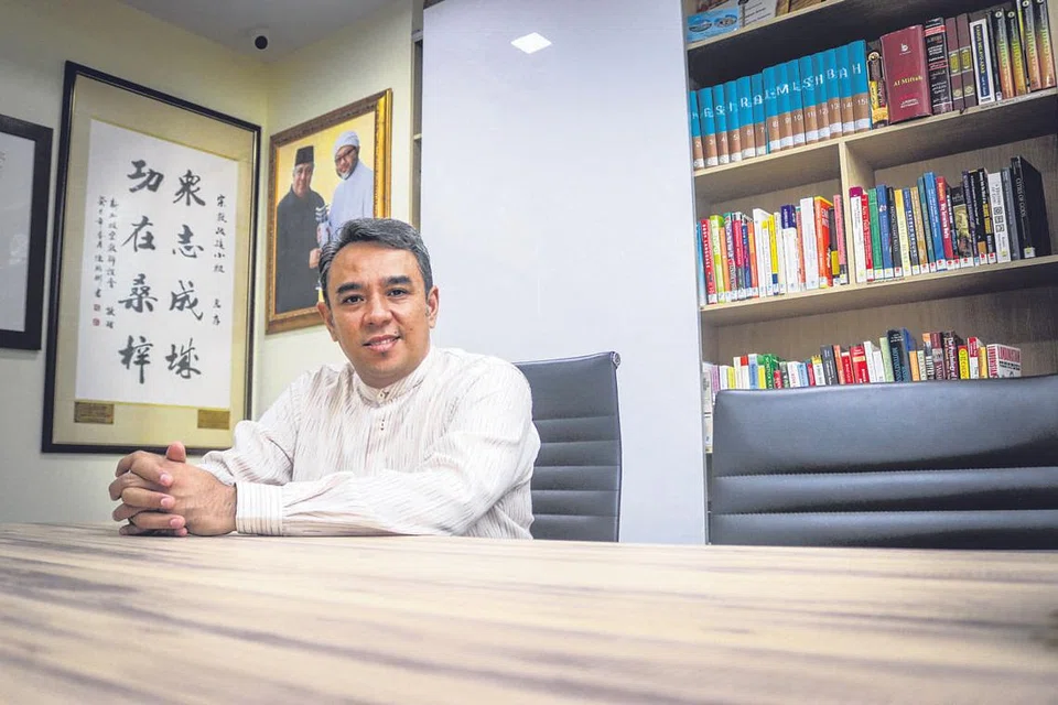 USTAZ DR MOHAMED ALI: Kerjasama antara pemerintah dengan asatizah setempat telah membuahkan hasil baik dalam program pemulihan keagamaan di sini selain pembentukan RRG pada April 2003. - Foto BH oleh SYAMIL SAPARI