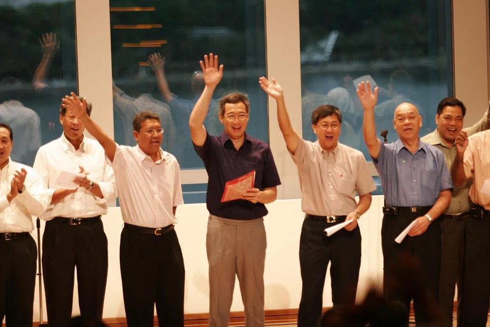 Perdana Menteri, Encik Lee Hsien Loong (tengah), di Rapat Hari Pekerja 2005 bersama pemimpin Kongres Kesatuan Sekerja Kebangsaan (NTUC) ketika itu. 