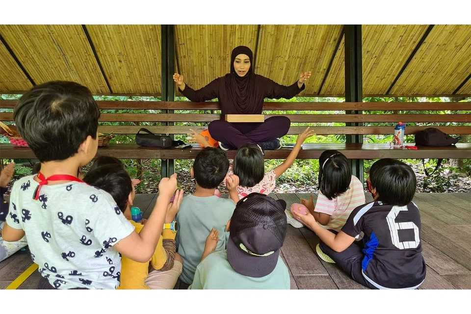 SESI PENCERITAAN: Cik Noretta Jacob, ketua pegawai eksekutif (CEO) serta pengasas Latihan dan Perundingan Safar, mengadakan sesi penceritaan di Kebun Bunga semasa hari pertama kem cuti Jun yang dianjurkan oleh Latihan dan Perundingan Safar. - Foto SAFAR TRAINING & CONSULTANCY