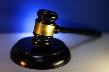 Seorang lelaki warga Singapura dan tiga warga asing masing-masing dikenakan tuduhan menipu pada 1 April selepas mereka didakwa bekerjasama menipu tuan tanah bagi sebuah hartanah di Victoria Park Road.