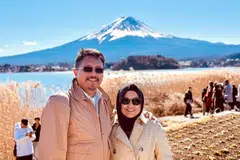 Encik Sarafian Salleh dan isterinya, Cik Norzihan Zainudin, berkunjung ke Taman Oishi berdekatan Mount Fuji pada Januari 2025.