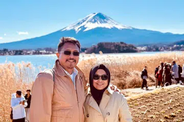 Encik Sarafian Salleh dan isterinya, Cik Norzihan Zainudin, berkunjung ke Taman Oishi berdekatan Mount Fuji pada Januari 2025.