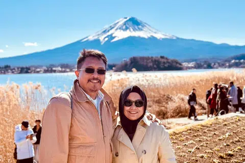 Encik Sarafian Salleh dan isterinya, Cik Norzihan Zainudin, berkunjung ke Taman Oishi berdekatan Mount Fuji pada Januari 2025.