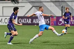 Penyerang Lion City Sailors, Lennart Thy (jersi putih), menjaringkan gol tunggal dan melayakkan pasukannya ke separuh akhir dengan agregat 4-1.