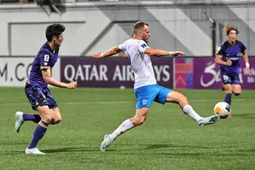 Penyerang Lion City Sailors, Lennart Thy (jersi putih), menjaringkan gol tunggal dan melayakkan pasukannya ke separuh akhir dengan agregat 4-1.
