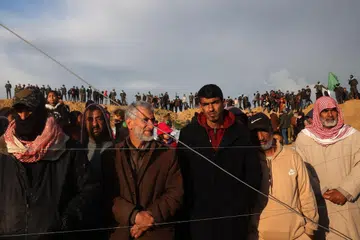 Penduduk Palestin berkumpul menjelang penyerahan mayat empat tebusan Israel di Khan Younis, selatan Gaza, pada 20 Februari.