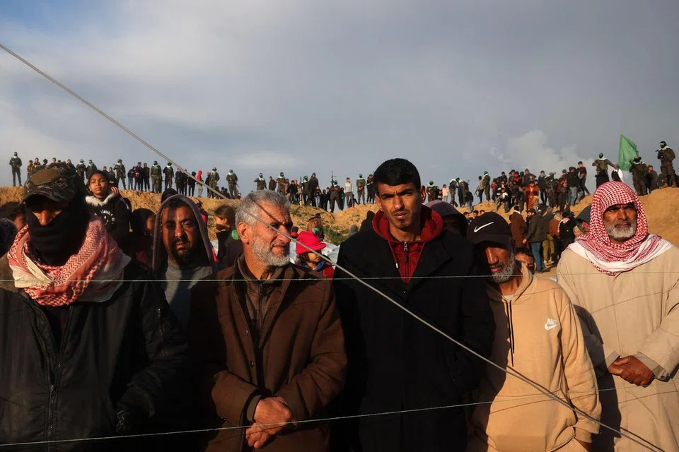 Penduduk Palestin berkumpul menjelang penyerahan mayat empat tebusan Israel di Khan Younis, selatan Gaza, pada 20 Februari.