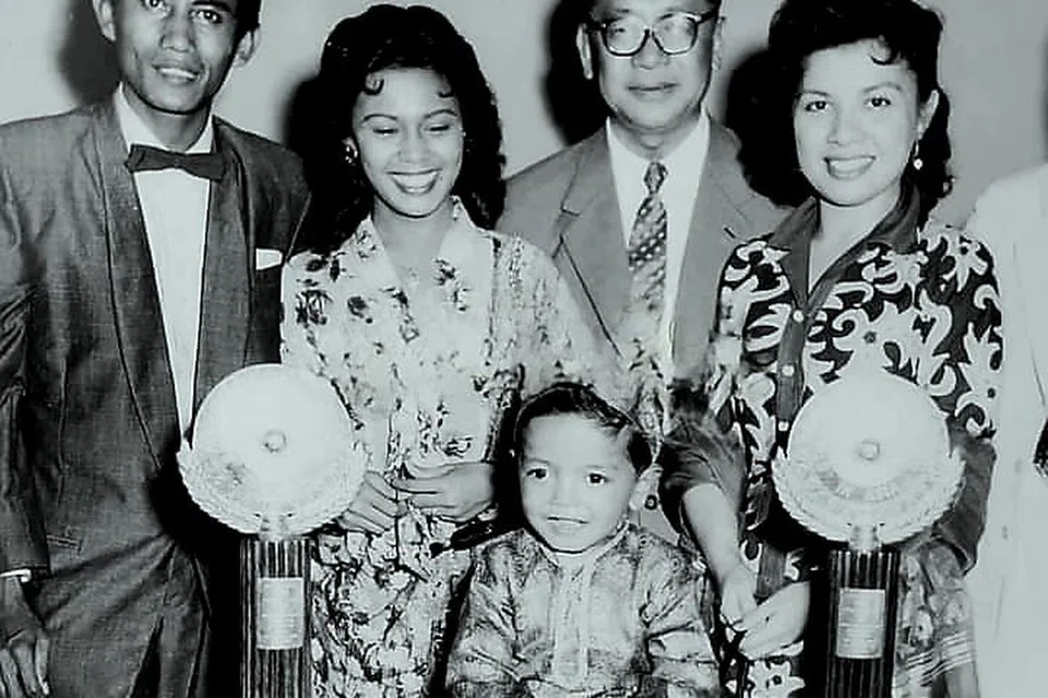 Eddy Ali (tiga dari kiri) sewaktu memenangi Anugerah Bintang Cilik Terbaik di Festival Filem Asia 1957/58, ditemani pelakon veteran, (dari kiri) Wahid Satay, Latifah Omar, pengurus Cathay-Keris, Encik Ho Ah Loke dan pelakon Datuk Maria Menado. Eddy menang bagi filem ‘Satay’.