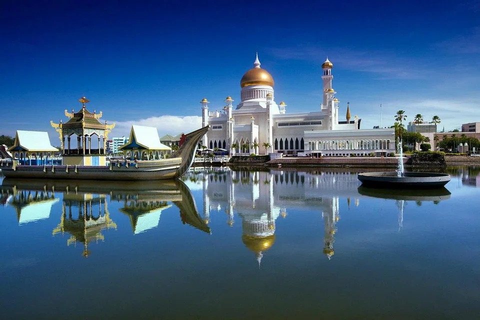 Masjid Omar Ali Saifuddien di Bandar Seri Begawan, Brunei, cantik dengan lagun biru serta hiasan marmar Italy, permaidani Arab Saudi, candelier Britain dan tembok granit Shanghai.