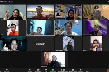 MINATI KERJA SUKARELA: Anggota kumpulan belia, Al-Muhafizoon, dari Masjid Alkaff Kampung Melayu termasuk Cik Nur Harisa dan Encik Daud Ahmad Atiq Ur-Rehman masih berhubungan dan berbicara di dalam talian semasa keadaan pandemik Covid-19. - Foto-foto MASJID ALKAFF KAMPUNG MELAYU 
