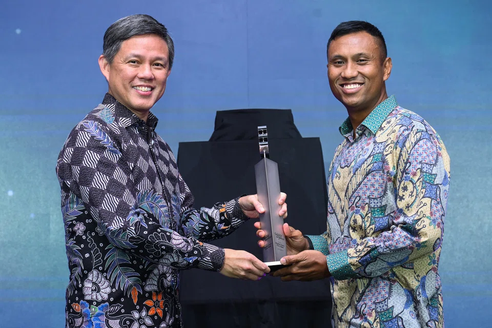 Menteri Penyelaras bagi Perkhidmatan Awam merangkap Menteri Pertahanan, Encik Chan Chun Sing, menyampaikan Anugerah Jauhari Berita Harian 2025 kepada Brigedier-Jeneral (BG) Fairoz Hassan di Four Seasons Hotel Singapore pada 7 November.