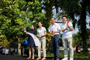 (Dari kiri) Pengarah Lembaga Gardens by the Bay, Cik Beatrice Chong; Menteri Kemampanan dan Sekitaran, Cik Grace Fu; Ketua Pegawai Eksekutif Gardens by the Bay, Encik Felix Loh; dan Ketua Pegawai Eksekutif Agensi Sekitaran Kebangsaan (NEA), Encik Wong Kang Jet; secara rasmi melancarkan program pendidikan Gardens by the Bay ‘Race to Sustainability! 2024’ di Supertree Grove pada 23 Oktober.