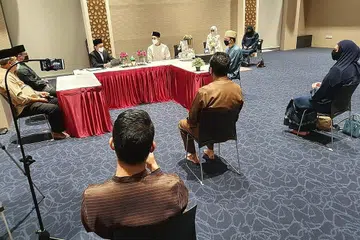 BINA MASJID DI MASJID: Pasangan mempelai kini boleh memilih untuk mengadakan majlis pernikahan secara bersemuka di 14 masjid serata negara seperti pasangan ini yang diijabkabulkan di Masjid Darul Ghufran kelmarin. Hanya 10 anggota keluarga terdekat dibenarkan menghadiri acara dan mereka harus mematuhi langkah jarak selamat. - Foto FACEBOOK MASAGOS ZULKIFLI