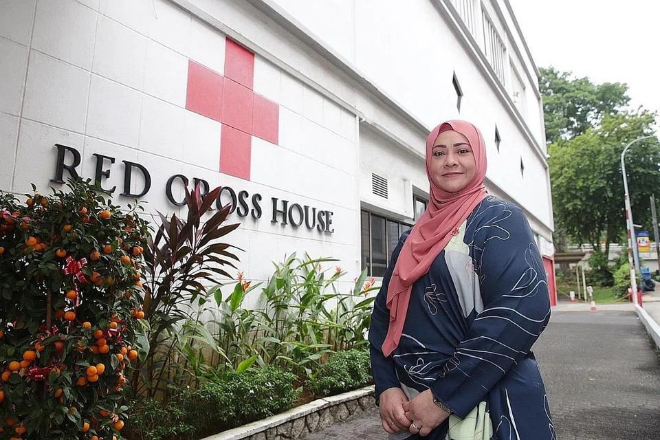DEKATI GOLONGAN MUDA: Cik Khairani bertugas sebagai penolong pentadbiran kanan di jabatan Belia Palang Merah (RCY), dan antara tugasnya termasuk berhubung dengan guru sekolah dan pembimbing pengajar relawan untuk menganjurkan program buat pelajar yang mengikuti kegiatan kokurikulum (CCA) Palang Merah di sekolah. - Foto BH oleh TIMOTHY DAVID