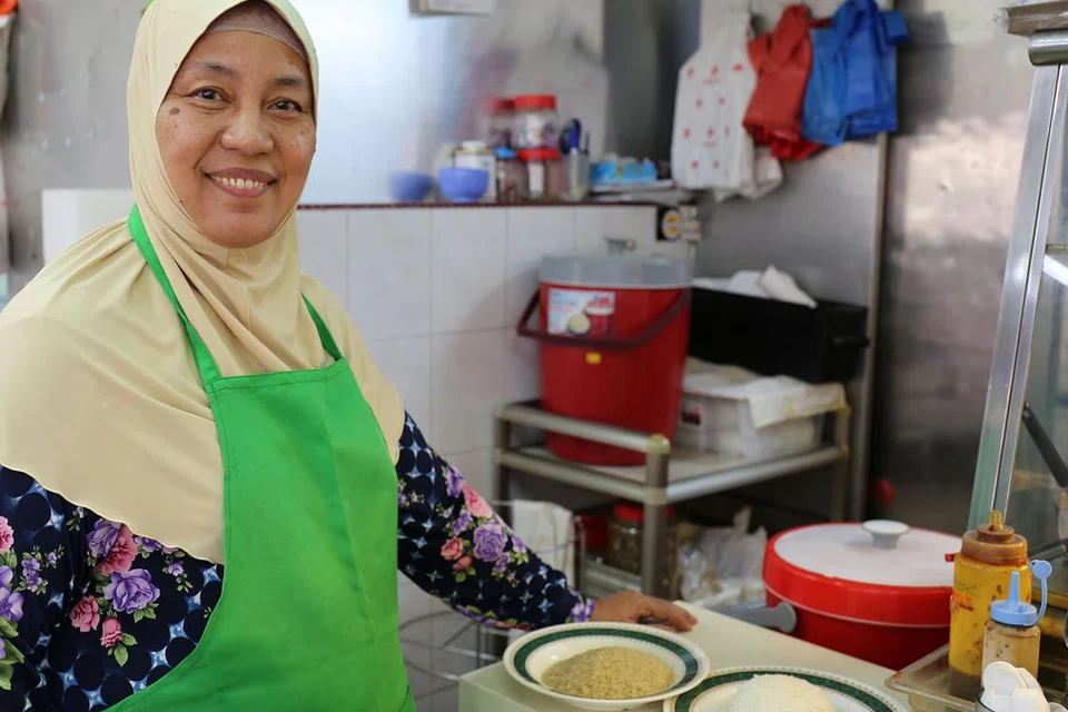 JUAL NASI DARIPADA BERAS CERUH LEBIH CERAH: Semua hidangan nasi di gerai Cik Yunaina Taib, termasuk nasi beriani, nasi lemak dan nasi campur, dijual dengan menggunakan campuran beras ceruh atau 'brown rice'. - Foto SITI AISYAH NORDIN