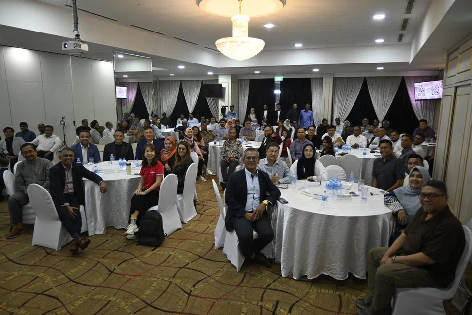 Edisi kedua Chamber Circle, acara rangkaian anjuran Dewan Perniagaan dan Perusahaan Melayu Singapura (DPPMS) di Hotel Village Bugis pada 4 Februari. Para peserta mempelajari selok belok perniagaan daripada pakar industri dan daripada satu sama lain. 