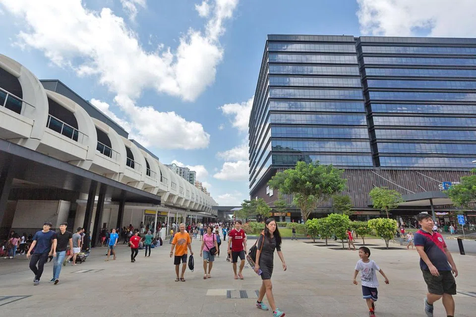 LEBIH BERTENAGA: Sejak adanya pembangunan baru seperti Paya Lebar Square, suasana di Paya Lebar Central menjadi lebih rancak. Ia juga mudah diakses kerana berdekatan dengan stesen MRT Paya Lebar. - Foto BH oleh ZALEHA ABDUL KADER