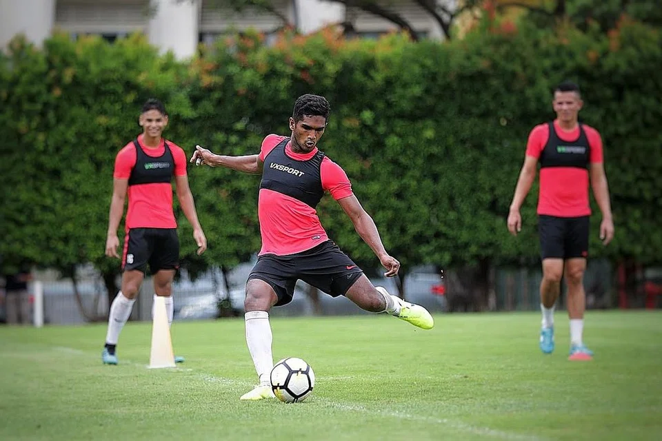 YAKIN SINGA BOLEH TUNJUK TARING: Walaupun berada dalam kumpulan 'Group of Death', Hariss percaya Singa boleh memberikan persaingan hebat di padang sendiri menentang Yemen dan Palestine bulan depan. - Foto BH oleh GIN TAY