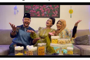 (Dari kiri) Hazrul Nizam, Datuk Khadijah Ibrahim dan Diana Nazyra bersatu hati menyampaikan nikmat beraya dengan saudara-mara dan sahabat-handai melalui lagu Nur Lebaran.