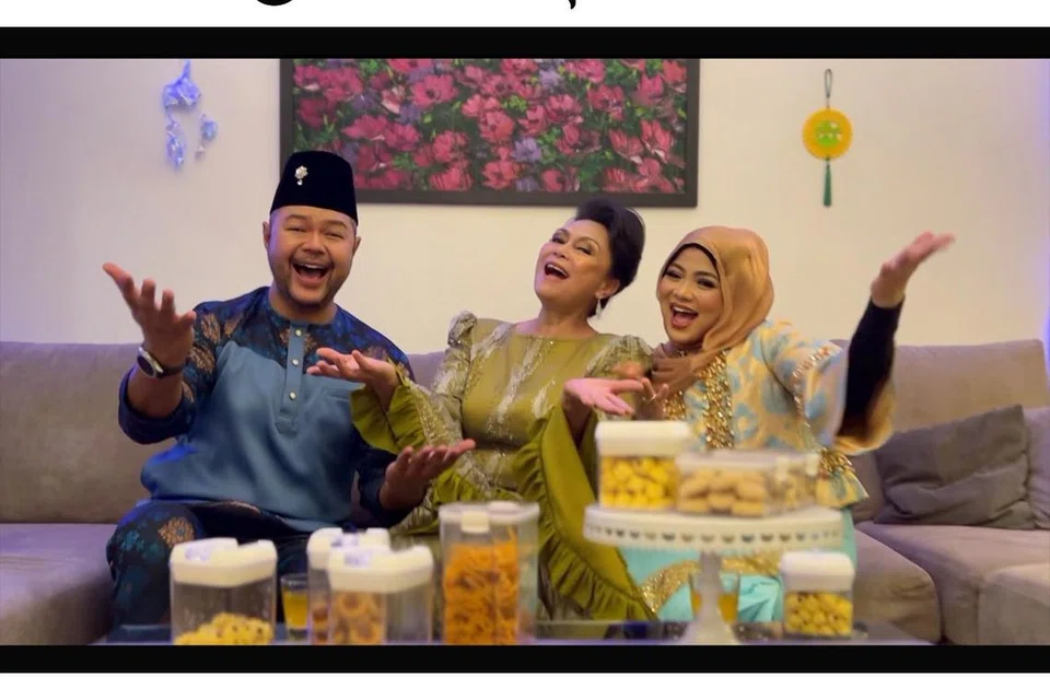 (Dari kiri) Hazrul Nizam, Datuk Khadijah Ibrahim dan Diana Nazyra bersatu hati menyampaikan nikmat beraya dengan saudara-mara dan sahabat-handai melalui lagu Nur Lebaran.