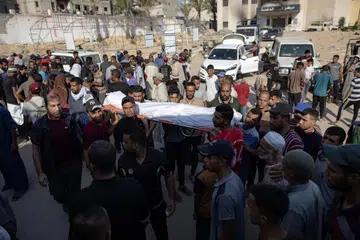 Penduduk Palestin mengusung jenazah saudara mereka yang terkorban dalam serangan Israel ke atas Hospital Nasser di Khan Yunis, di selatan Jaluran Gaza, pada 12 Ogos. 