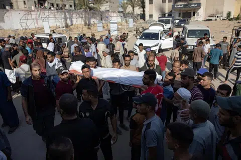 Penduduk Palestin mengusung jenazah saudara mereka yang terkorban dalam serangan Israel ke atas Hospital Nasser di Khan Yunis, di selatan Jaluran Gaza, pada 12 Ogos. 