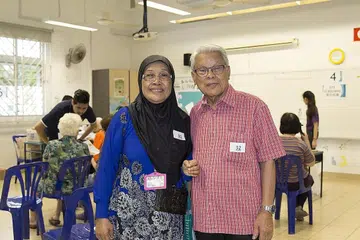 SYUKUR DIPERIKSA: Cik Juriah dan Encik Arham menganggap pemeriksaan fungsi yang mereka jalani memberi peluang kededuanya tahu tentang tahap daya penglihatan, pendengaran dan kesihatan mulut agar pemintasan awal boleh dilakukan sekiranya perlu. - Foto MOH