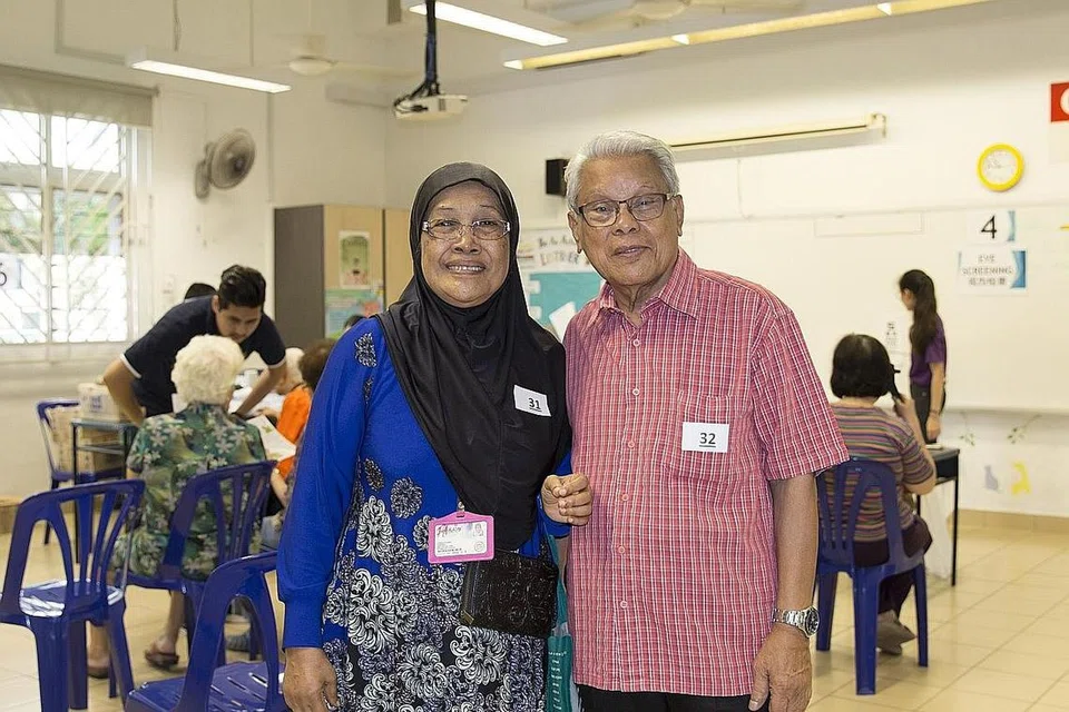 SYUKUR DIPERIKSA: Cik Juriah dan Encik Arham menganggap pemeriksaan fungsi yang mereka jalani memberi peluang kededuanya tahu tentang tahap daya penglihatan, pendengaran dan kesihatan mulut agar pemintasan awal boleh dilakukan sekiranya perlu. - Foto MOH