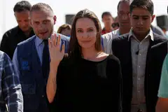 Pelakon Angelina Jolie beredar selepas satu sidang media di kem pelarian Azraq bagi rakyat Syria dekat bandar Al Azraq di Jordan pada 9 September 2016. 