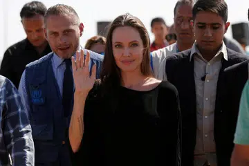 Pelakon Angelina Jolie beredar selepas satu sidang media di kem pelarian Azraq bagi rakyat Syria dekat bandar Al Azraq di Jordan pada 9 September 2016. 