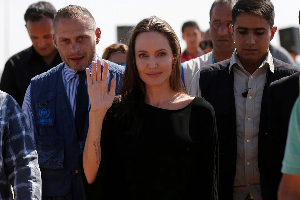 Pelakon Angelina Jolie beredar selepas satu sidang media di kem pelarian Azraq bagi rakyat Syria dekat bandar Al Azraq di Jordan pada 9 September 2016. 