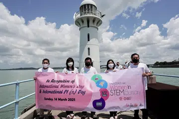 GALAKAN BUAT GADIS BURU PENGAJIAN DAN KERJAYA STEM: Penasihat akar umbi dan Anggota Parlimen GRC East Coast, (dari kiri) Dr Maliki Osman, Cik Jessica Tan, Encik Heng Swee Keat, Cik Cheryl Chan dan Encik Tan Kiat How mengusahakan dermasiswa bernilai $250,000 buat pelajar perempuan di kawasan undi East Coast mempelajari kursus berkaitan sains, teknologi, kejuruteraan dan matematik (Stem). - Foto GRC EAST COAST