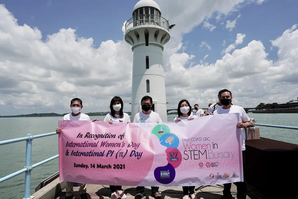 GALAKAN BUAT GADIS BURU PENGAJIAN DAN KERJAYA STEM: Penasihat akar umbi dan Anggota Parlimen GRC East Coast, (dari kiri) Dr Maliki Osman, Cik Jessica Tan, Encik Heng Swee Keat, Cik Cheryl Chan dan Encik Tan Kiat How mengusahakan dermasiswa bernilai $250,000 buat pelajar perempuan di kawasan undi East Coast mempelajari kursus berkaitan sains, teknologi, kejuruteraan dan matematik (Stem). - Foto GRC EAST COAST