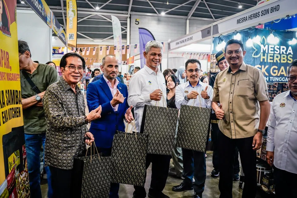 Antara yang hadir di pameran Malaysia Fest 2024 ialah Timbalan Pengarah Sekretariat Usahawan Negeri Perak (STeP) Encik Syed Omar Huzaimi Syed Ghaibi (paling kanan). Bersama beliau ialah (dari kiri) Pengarah Urusan MegaXpress Communications Pte Ltd, Encik Hamzah  Abdullah; Pesuruhjaya Tinggi Malaysia di Singapura, Encik Azfar Mohamad Mustafar; Pengerusi Lembaga Pemasaran Pertanian Persekutuan (Fama) Encik Aminuddin Zulkipli dan Ketua Pengarah Fama Encik Abdul Rashid Bahri.