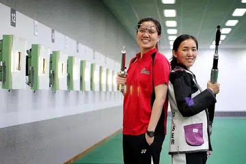 HARAPAN NEGARA: Jasmine Ser (kanan) dan Teo Shun Xie berazam mahu meneruskan kejayaan mereka di Sukan Komanwel. - Foto fail