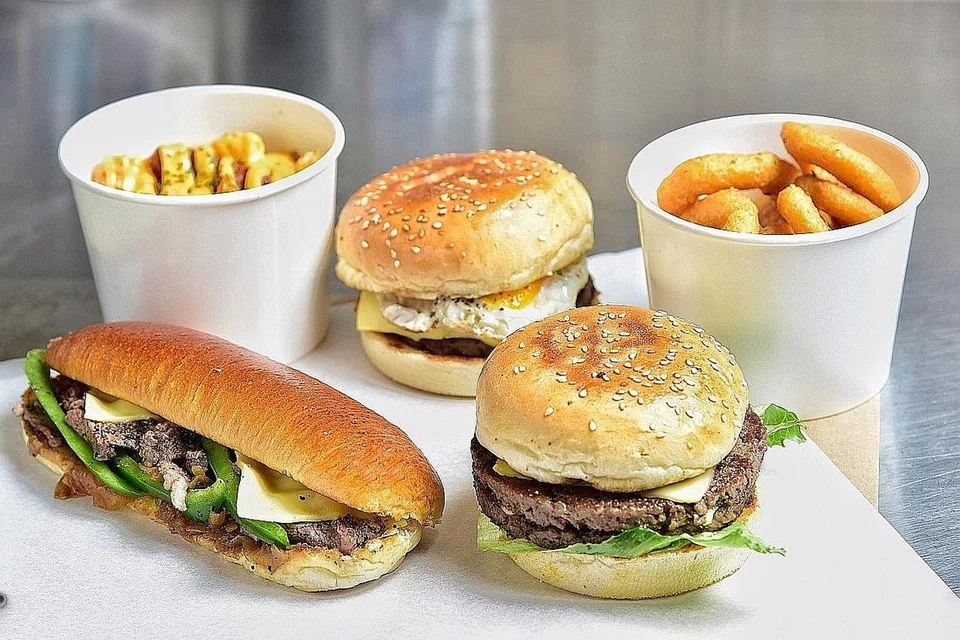 ANTARA SAJIAN: Inilah antara sajian yang dijual di Toko Burgers & Cheesesteaks yang mendapat respons penduduk setempat dan luar negara. - Foto BM oleh DESMOND WEE