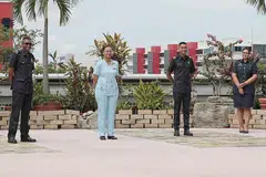 BERTEMPUR DI GARISAN DEPAN WABAK: (Dari kiri) Spesialis Pusat Operasi SCDF, WO1 Encik Firdaus Surani, Klinisian Jururawat Hospital Tan Tock Seng, Cik Fazlina Surani, Paramedik Balai Bomba Woodlands, Sarjan (3) Faiz Surani dan Pasukan Respons Darat SPF, Staf Sarjan Sakinah Surani. Gambar ini diambil pada 7 April sebelum arahan memakai pelitup dilaksana. - Foto BH oleh JASON QUAH