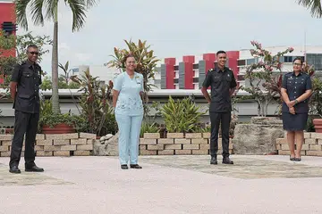 BERTEMPUR DI GARISAN DEPAN WABAK: (Dari kiri) Spesialis Pusat Operasi SCDF, WO1 Encik Firdaus Surani, Klinisian Jururawat Hospital Tan Tock Seng, Cik Fazlina Surani, Paramedik Balai Bomba Woodlands, Sarjan (3) Faiz Surani dan Pasukan Respons Darat SPF, Staf Sarjan Sakinah Surani. Gambar ini diambil pada 7 April sebelum arahan memakai pelitup dilaksana. - Foto BH oleh JASON QUAH