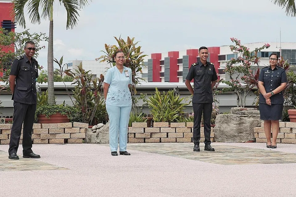 BERTEMPUR DI GARISAN DEPAN WABAK: (Dari kiri) Spesialis Pusat Operasi SCDF, WO1 Encik Firdaus Surani, Klinisian Jururawat Hospital Tan Tock Seng, Cik Fazlina Surani, Paramedik Balai Bomba Woodlands, Sarjan (3) Faiz Surani dan Pasukan Respons Darat SPF, Staf Sarjan Sakinah Surani. Gambar ini diambil pada 7 April sebelum arahan memakai pelitup dilaksana. - Foto BH oleh JASON QUAH