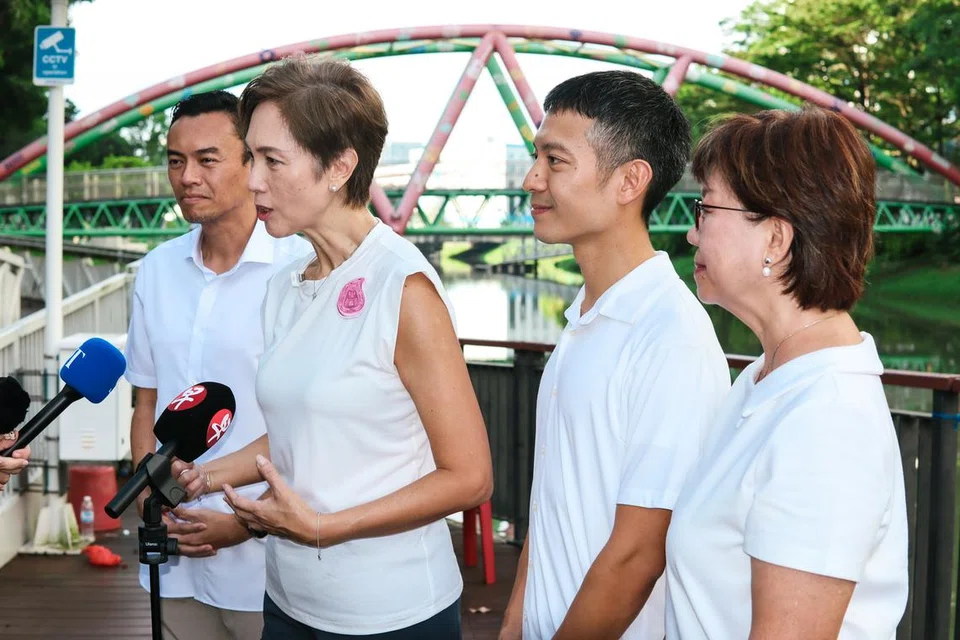 Menteri Penerangan dan Pembangunan Digital, Cik Josephine Teo (dua dari kiri) menerangkan kepentingan bagi pengundi melihat rekod pencapaian seseorang calon sebelum mengundi ketika ditemui media di Jambatan Kolam Ayer. Bersamanya, adalah calon Parti Tindakan Rakyat (PAP) bagi GRC Jalan Besar, Dr Wan Rizal Wan Zakariah (kiri), Encik Shawn Loh (dua dari kanan), dan Mayor Majlis Pembangunan Masyarakat (CDC) Central, Cik Denise Phua Lay Peng.